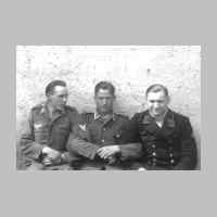033-0107 Drei Schmiedegesellen links Kurt Koenig, in der Mitte Walter Daniel und rechts Erich Koenig .JPG